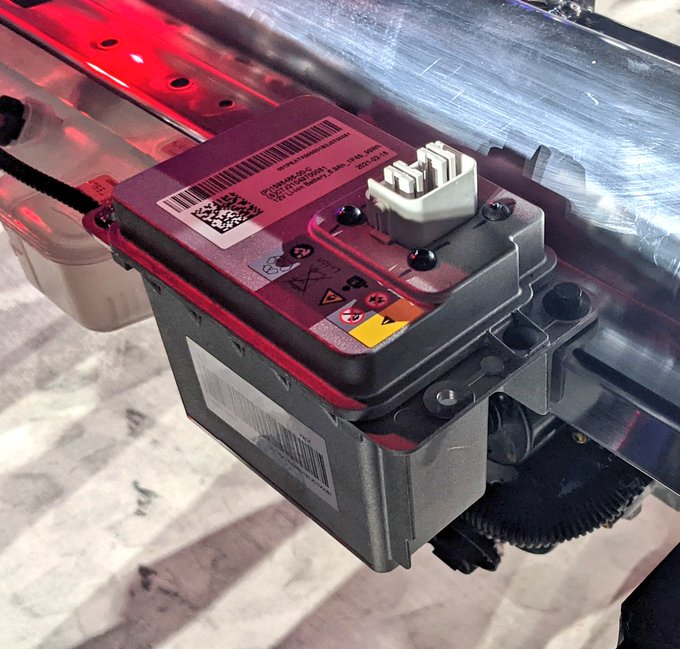 Pin Li-Ion 12V đã thay thế pin axit-chì 12V trên Tesla Plaid Model S (2021). Ảnh: Twitter.