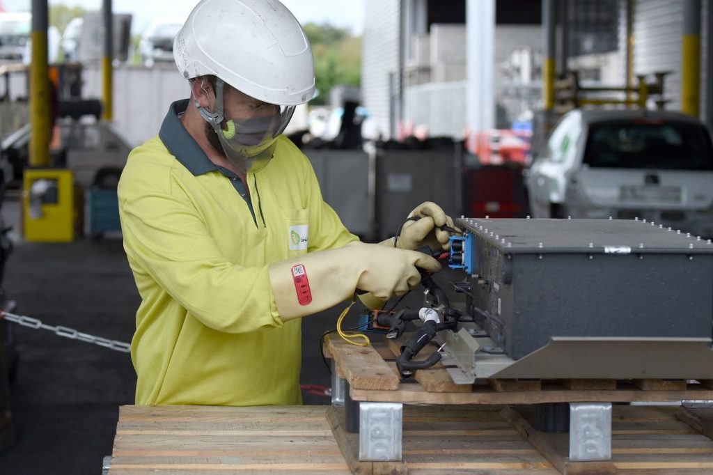 Công nhân tái chế một bộ pin ô tô điện tại Pháp. Ảnh: AFP/Getty Images)