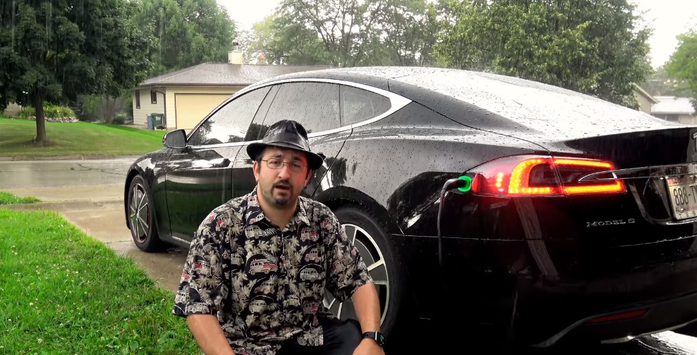 Youtuber KmanAuto test sạc xe điện dưới mưa, vẫn không có gì xảy ra.