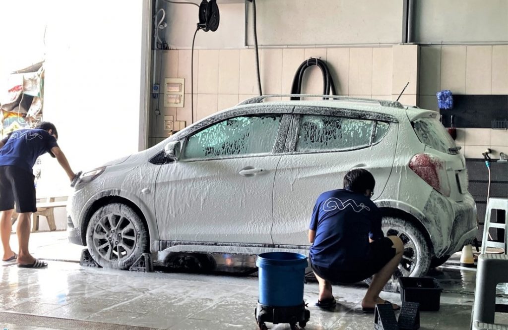 Rửa xe thông thường vẫn được nhiều người lựa chọn vì chất lượng tốt hơn. Ảnh: Zingnews.