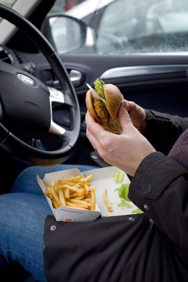  Một nghiên cứu cho biết những người yêu thích các món ăn nhanh thường có hành vi lái xe quá tốc độ và vi phạm giao thông.