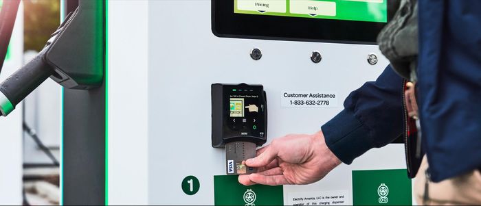 Ngoài trả trước thông qua ứng dụng, người dùng ôtô điện ở Mỹ có thể thanh toán tiền sạc bằng thẻ ngân hàng. Ảnh: Electrify America.