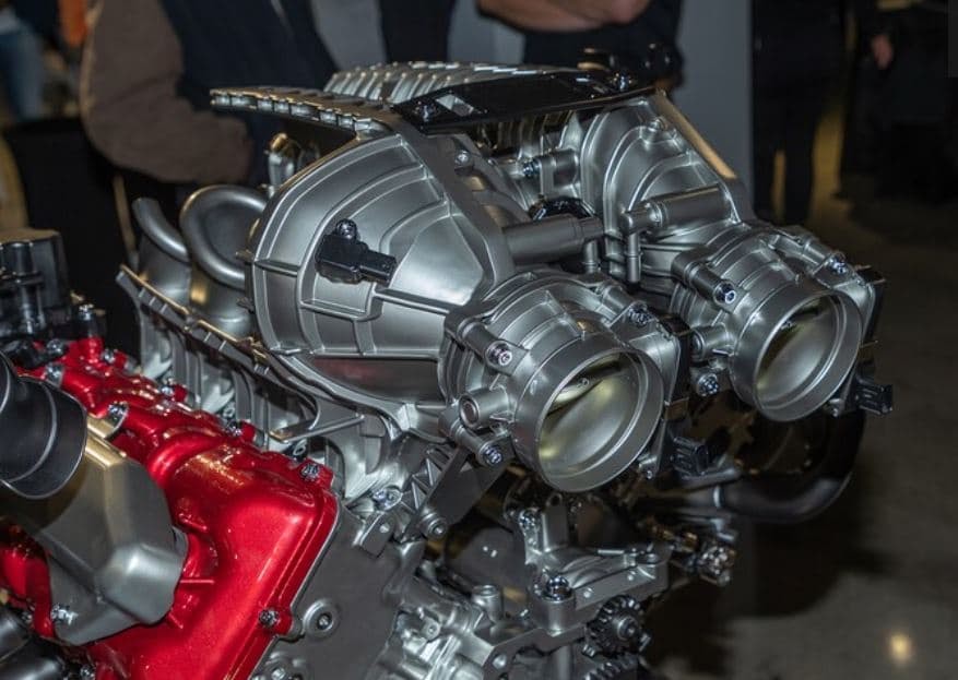 Động cơ LT6 V8 có thể tích đường khí nạp lớn.
