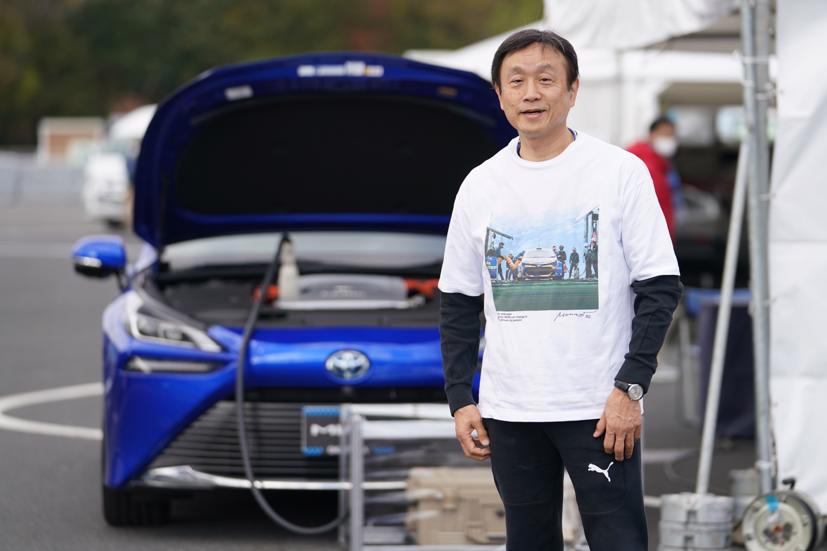 Shigeru Hayakawa, phó chủ tịch Toyota Motor Corp., với chiếc xe chạy pin nhiên liệu Mirai của công ty. Ảnh: Bloomberg