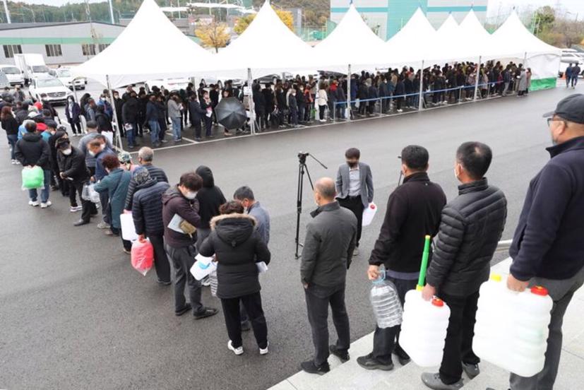 Người dân xếp hàng chờ mua urê ở Iksan, Hàn Quốc, ngày 9 /11. Ảnh; Reuters.
