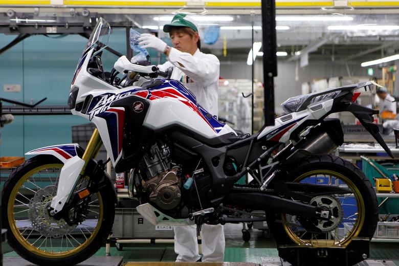 Công nhân trong dây chuyền sản xuất xe máy của Honda tại Kumamoto. Ảnh: Reuters