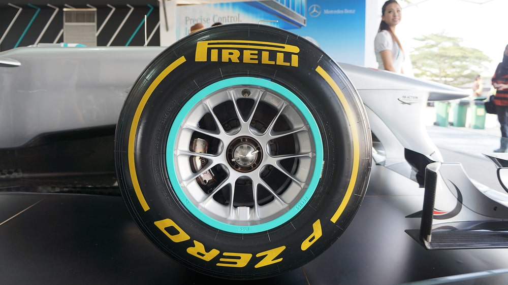 Lốp xe F1 màu vàng.