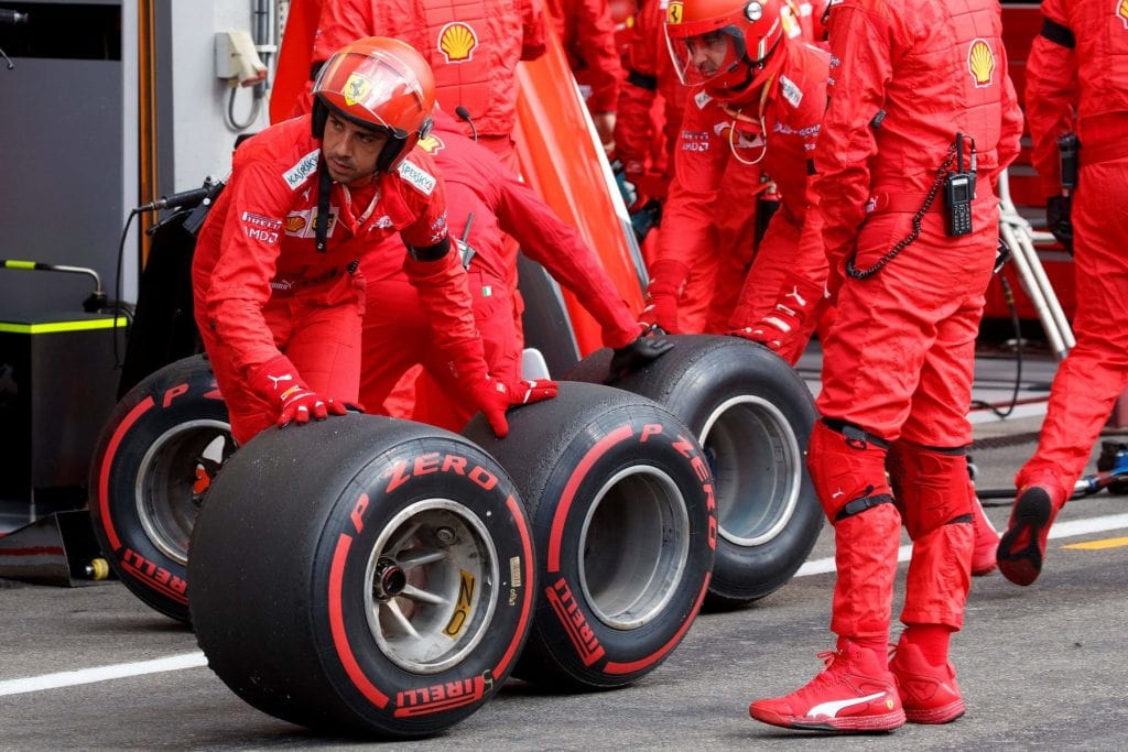 Lốp xe F1 siêu mềm màu đỏ.
