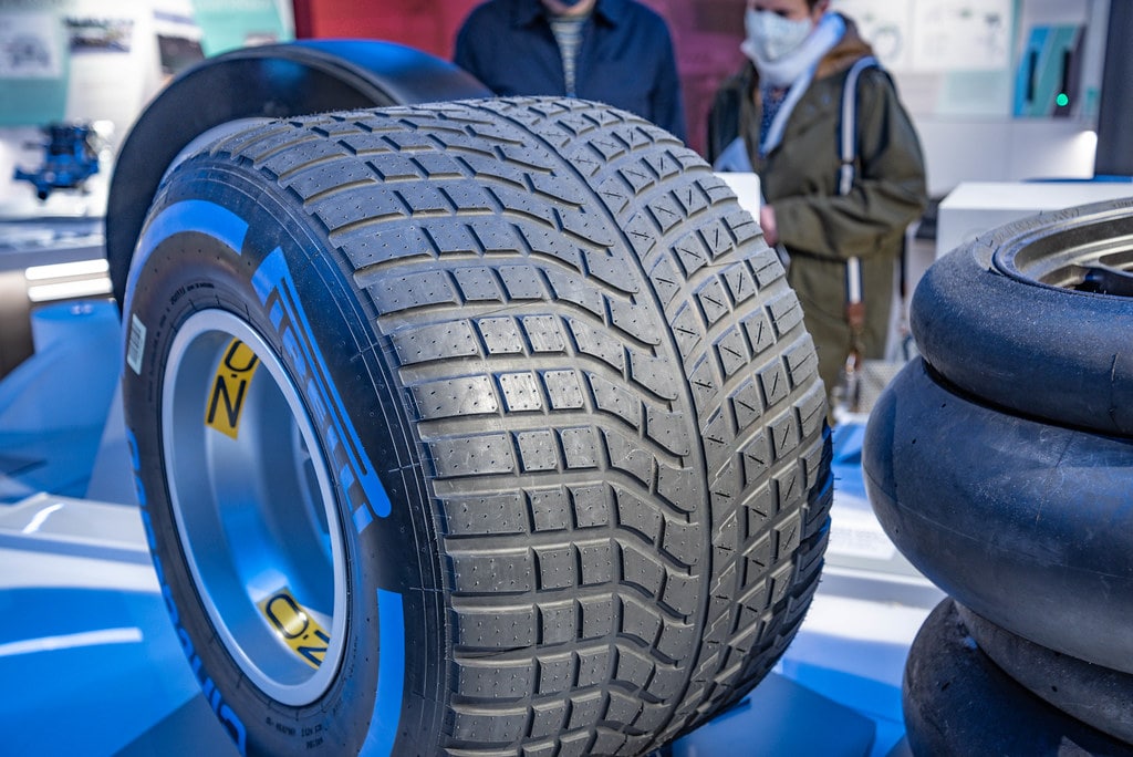 Lốp xe F1 màu xanh dương dùng cho đường đua dưới thời tiết xấu.