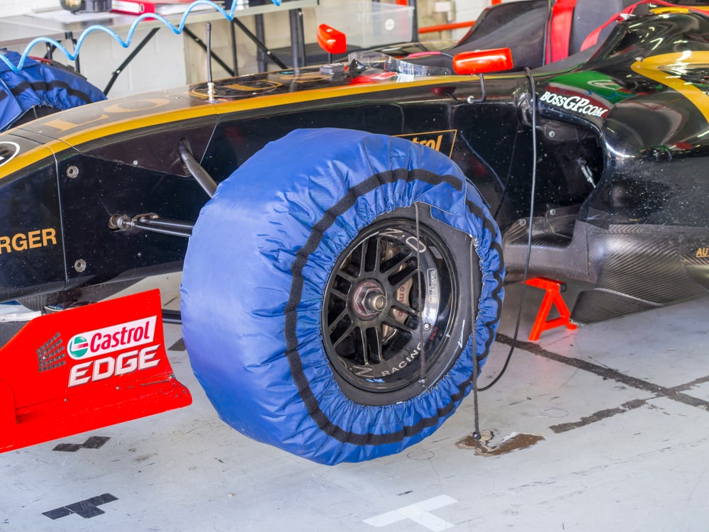 Lốp xe F1 được bọc bảo vệ cẩn thận trươc cuộc đua