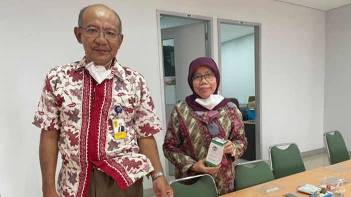 Ông Bambang Priyono và Giáo sư Anne Zulfia Syahrial, thành viên nhóm nghiên cứu. Ảnh: CNA.