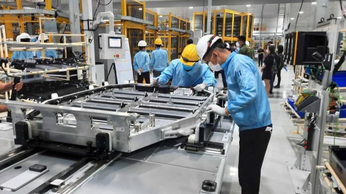 Toàn bộ khối pin của xe điện VFe34 được sản xuất tại Trung tâm đóng gói pack pin trong tổ hợp nhà máy VinFast. Ảnh: Lam Anh