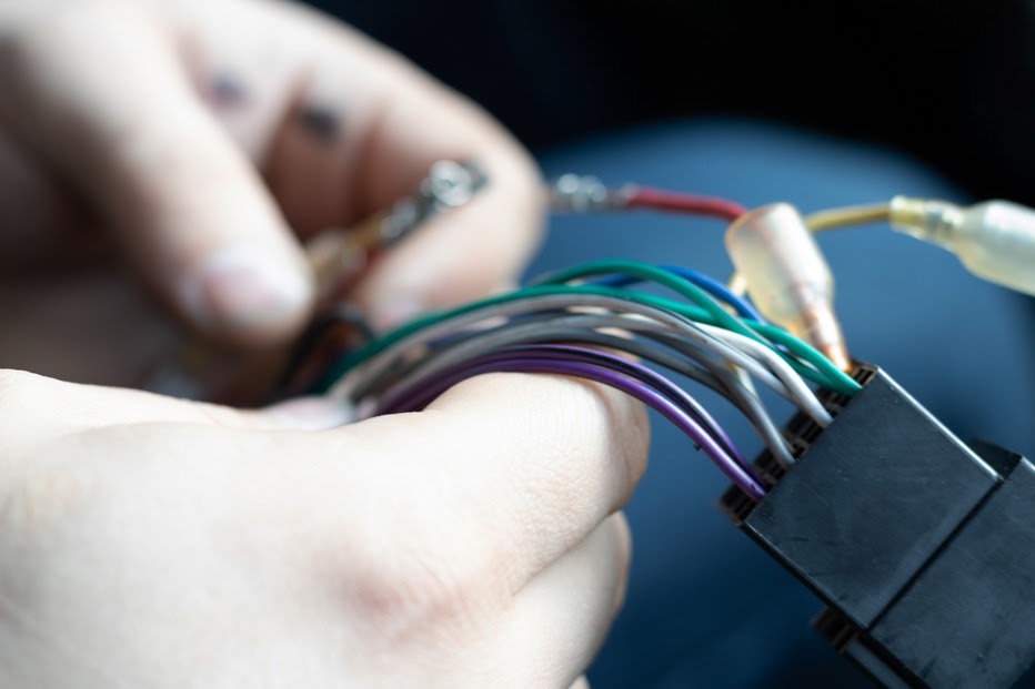 Sử dụng bộ kết nối nhanh giúp đấu nối đầu dây điện dễ hơn.