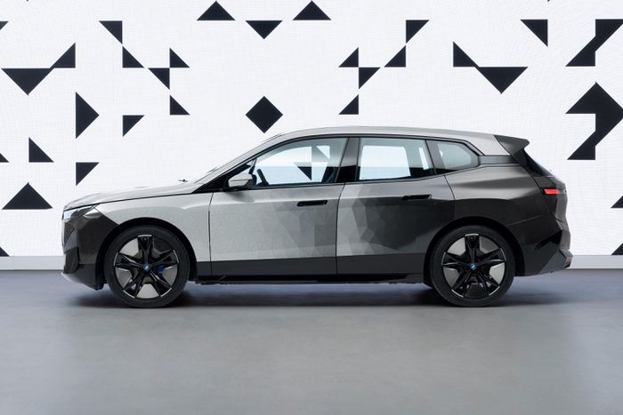 BMW E Ink: Công nghệ giúp xe đổi màu sơn chỉ trong nháy mắt.