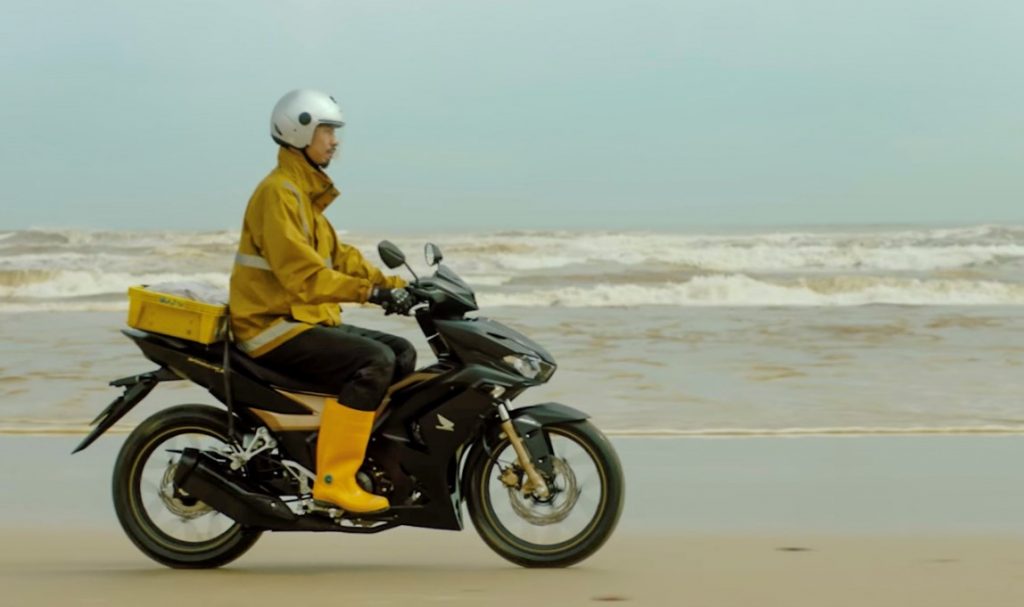 Đen Vâu cùng xe máy Honda trong MV "Đem tiền về cho mẹ"