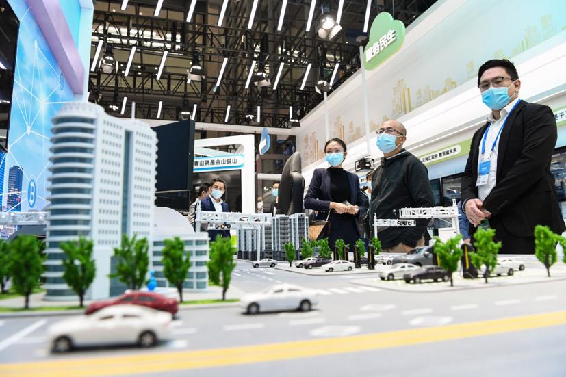 Khách tham quan tìm hiểu về mô hình đô thị thông minh do Huawei phát triển tại Gian hàng Thành phố Thông minh trong Hội chợ Công nghệ cao Trung Quốc (CHTF) lần thứ 23 ở Thâm Quyến vào ngày 27 tháng 12 năm 2021. Ảnh: Xinhua.