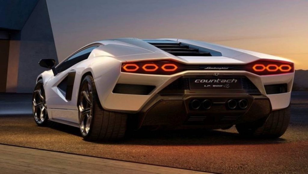 Lamborghini Countach vừa tái sản xuất cách đây không lâu thì hãng lại thông báo chấm dứt sản xuất xe động cơ đốt trong từ năm 2022.