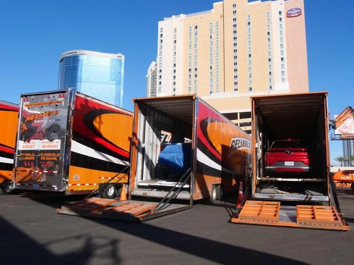 Rạng sáng ngày 4/1 (giờ Việt Nam), tại Trung tâm Triển lãm và Hội nghị Las Vegas (Nevada, Mỹ), dàn xe containter cỡ lớn mang theo những chiếc xe điện VinFast chính thức xuất hiện thu hút sự chú ý của những người có mặt.