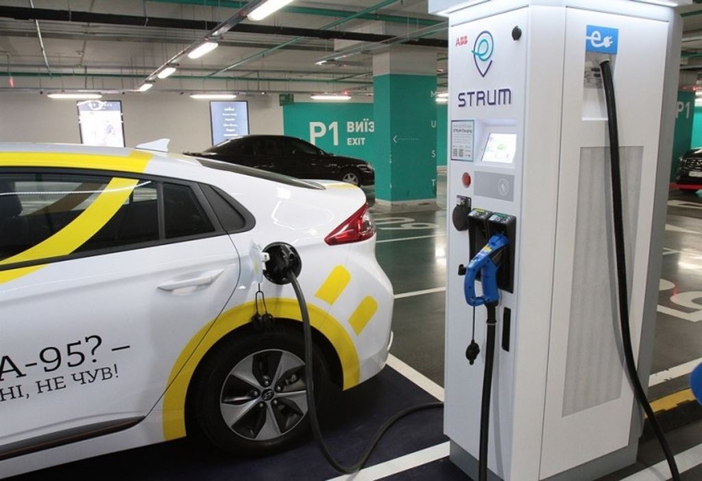 Kinh doanh trạm sạc pin ô tô điện liệu có lãi hơn bán xăng/dầu?