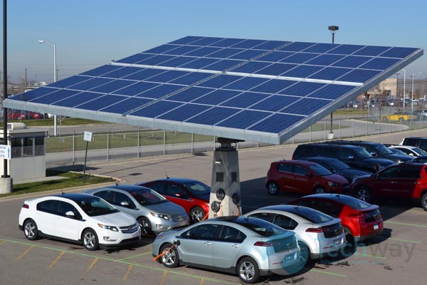 Một trạm sạc pin ô tô điện ở nước ngoài sử dụng điện mặt trời.