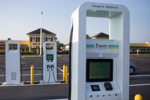 Mô hình kinh doanh trạm sạc pin ô tô điện có lãi hơn bán xăng/dầu không?
