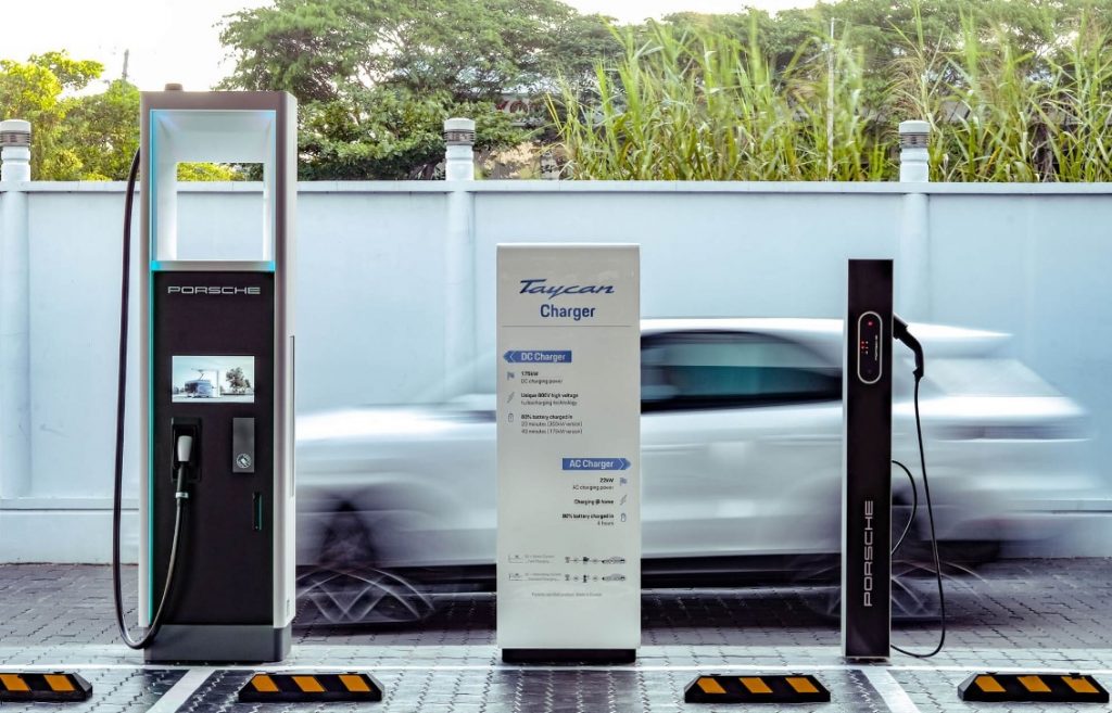 Trạm sạc pin xe điện nhanh của Porsche đầu tiên tại Việt Nam.