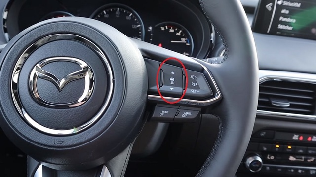 Nút nhấn điều chỉnh khoảng cách với xe phía trước trên vô lăng của hệ thống kiểm soát hành trình bằng radar.