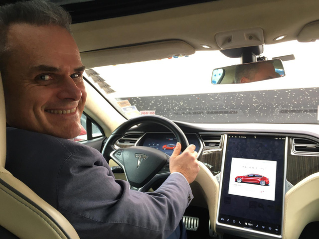 Hansjörg von Gemmingen, chủ nhân chiếc xe Tesla Model S đầu tiên có ODO vượt ngưỡng 1.500.000 km.