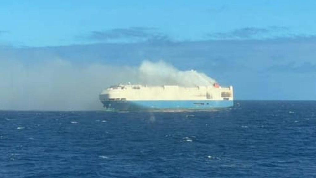 Tàu chở hàng Felicity Ace bốc cháy ở Đại Tây Dương.