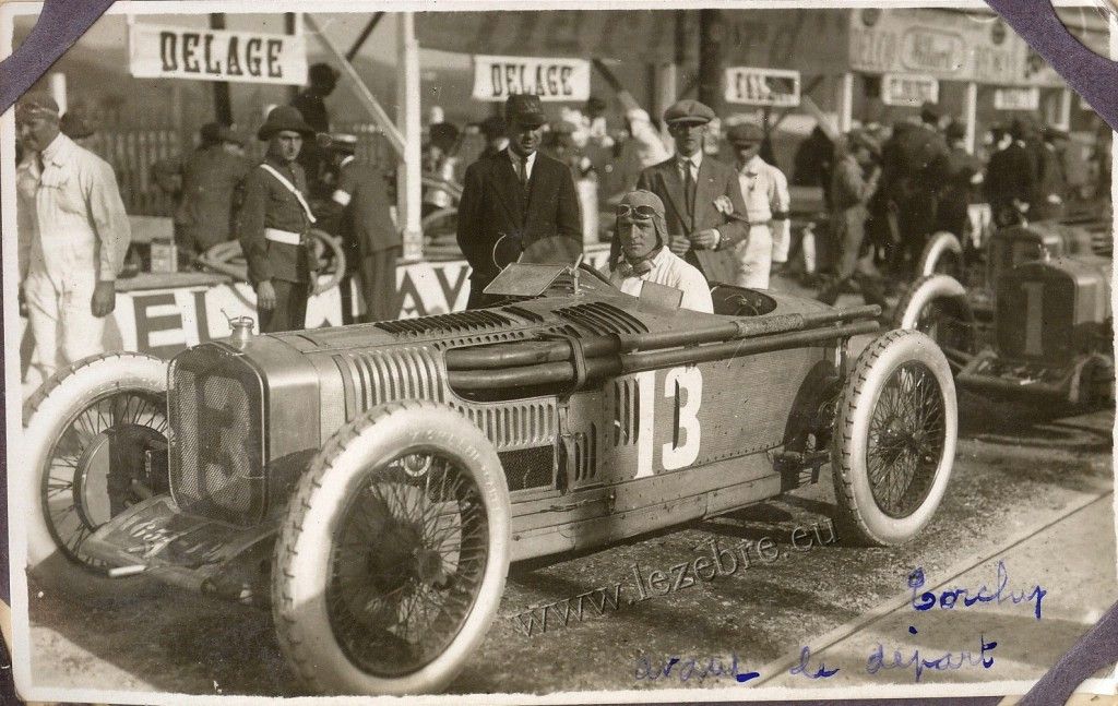Paul Torchy cùng chiếc xe đua mang số 13.