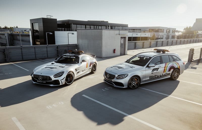 Hai mẫu xe an toàn Mercedes-Benz thường được sử dụng trong các cuộc đua F1.