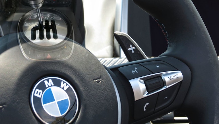 Lẫy chuyển số trên vô lăng của BMW.