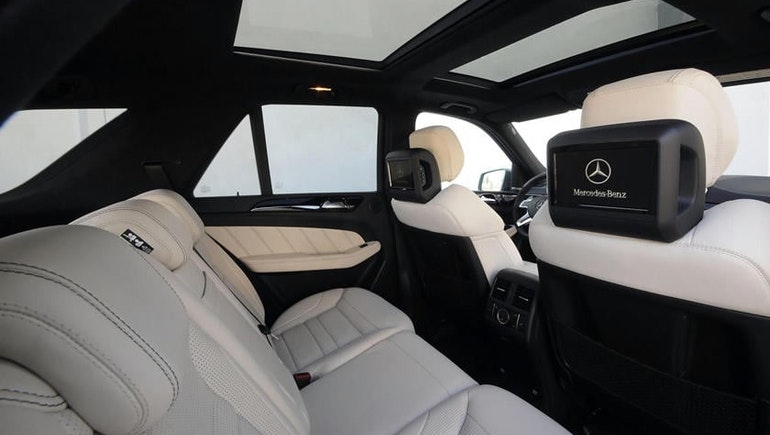 Nội thất bên trong của một chiếc Mercedes có trang bị cửa sổ trời.