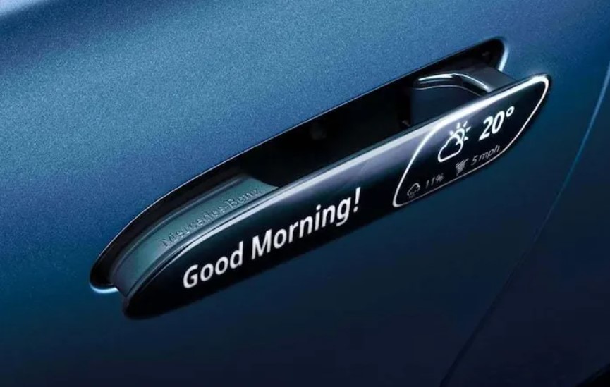 Tay nắm cửa của xe Mercedes-Benz AMG GT 63 có thể hiển thị rất nhiều thông tin hữu ích. Hơn hết, nó cho cảm giác chiếc xe đang tương tác như con người. (Ảnh: Carbuzz)