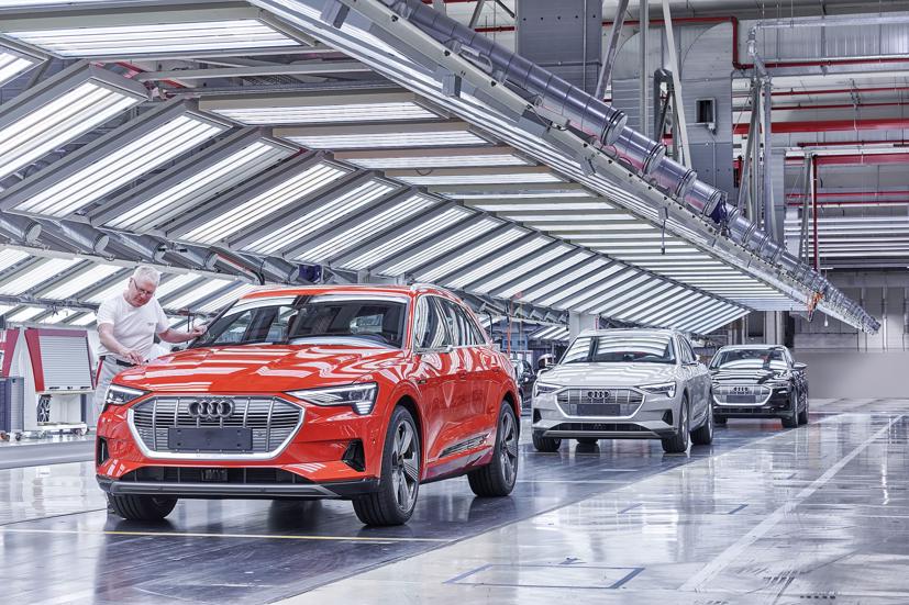  Lần kiểm tra cuối cùng trên dây chuyền e-tron của Audi tại nhà máy ở Brussels. 