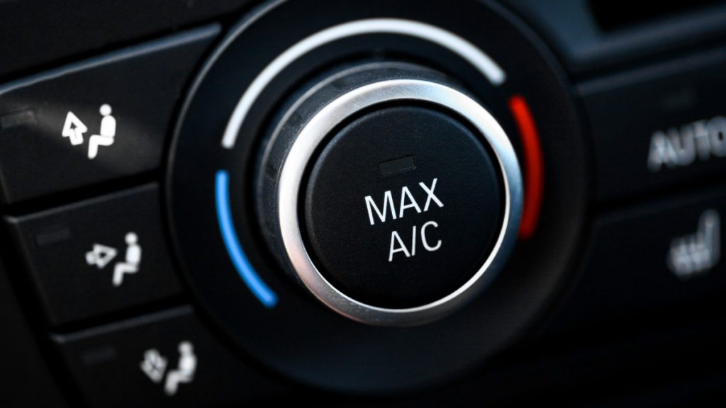 Khi điều chỉnh mức thấp nhất nhưng vẫn không lạnh có thể là nguyên nhân đến từ việc thiếu gas điều hòa ô tô.