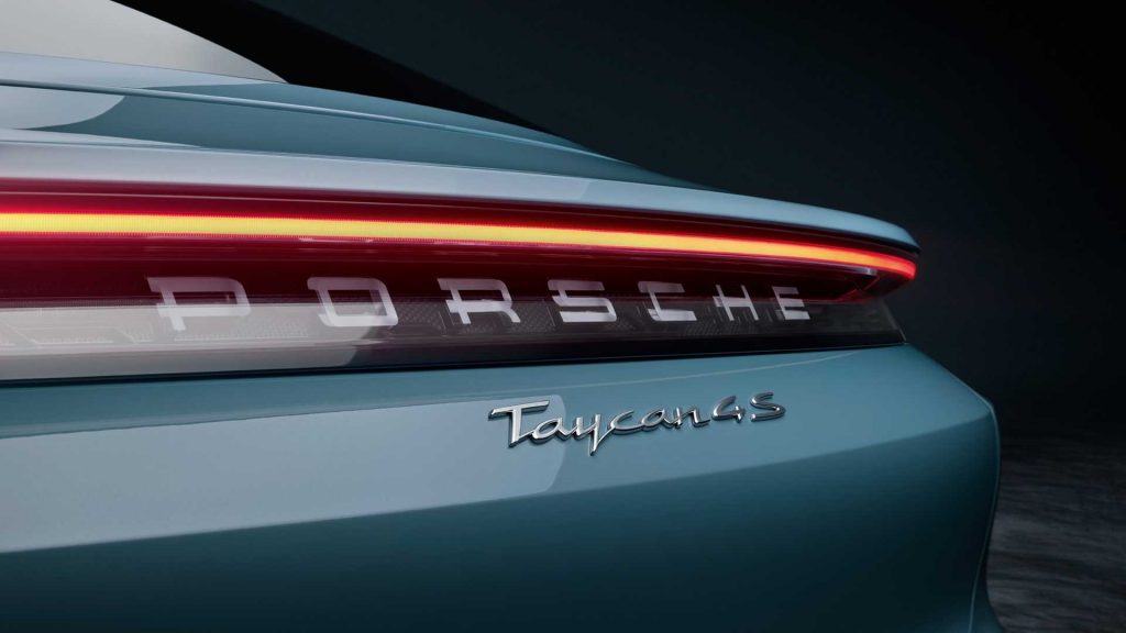  Dải đèn hậu liền mạch đặc trưng và logo Porsche nổi bật được thiết kế tinh xảo để tạo hiệu ứng kính bóng.