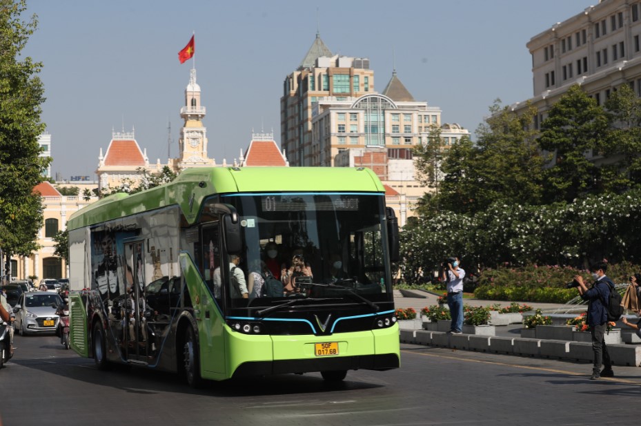 Xe buýt điện VinBus chạy trên đường phố TP.HCM, chính thức phục vụ người dân từ 09/03/2022.