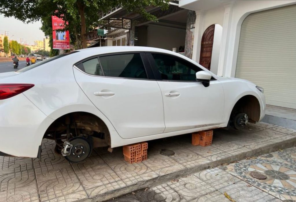 Ô tô Mazda 3 bị trộm 4 bánh xe ngày 18/4/2022.