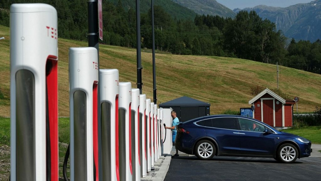 Trạm sạc xe điện Tesla tại Na Uy.