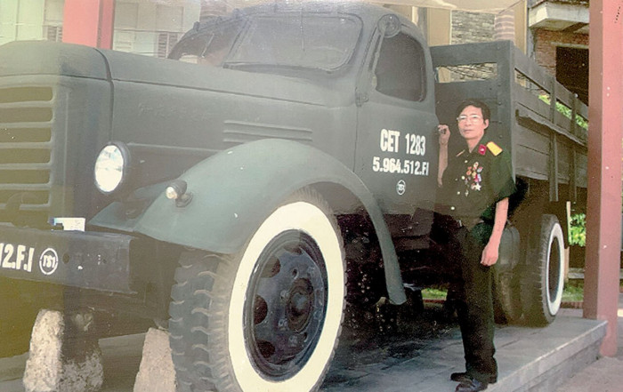 Thượng úy Dương Quang Lựa chụp ảnh cùng xe vận tải CA10 đầu tiên tiến vào Dinh Độc Lập.