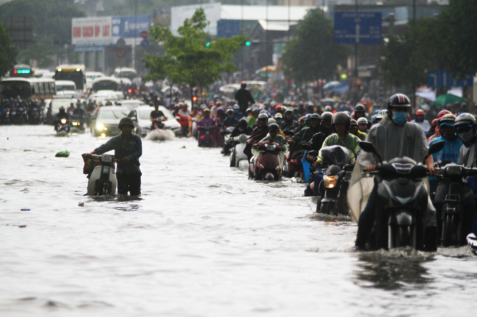 Đường Phạm Văn Đồng (TP. Thủ Đức) ngập nặng trong cơn mưa.