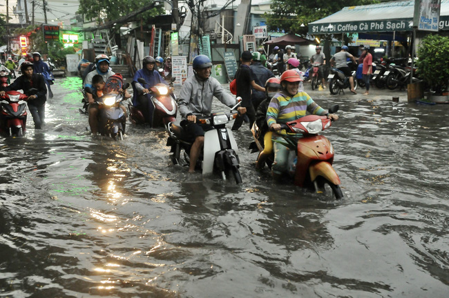 Ngập nặng trên đường Tô Ngọc Vân (Quận Thủ Đức) sau trận mưa lớn. Ảnh: TXVN