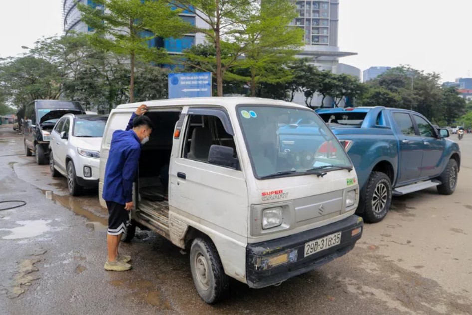 Hàng loạt ôtô phải chấp nhận tình trạng ngâm nước hàng giờ trong cơn mưa kỷ lục vào chiều 29/5 tại Hà Nội.