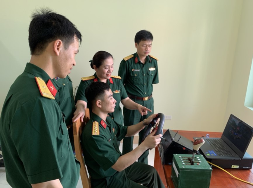Đại úy QNCN Đoàn Thị Hạnh giới thiệu mô hình nâng cao kỹ năng lái xe ô tô.