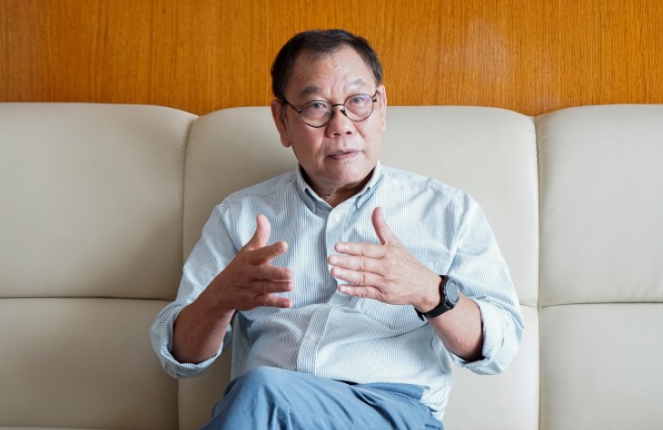 Tiến sĩ Khương Quang Đồng trò chuyện với VnExpress tại TP HCM. Ảnh: Bảo Lâm