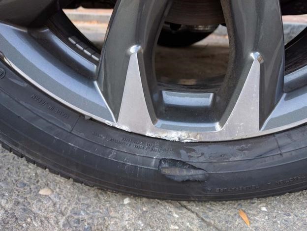 Lốp xe va hư hỏng do va chạm với lề đường.