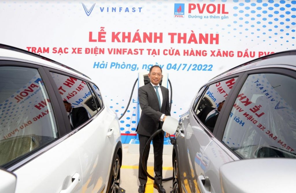Chủ tịch Hội đồng Quản trị PVOIL Cao Hoài Dương thực hiện nghi thức sạc chiếc xe điện đầu tiên tại trạm sạc PVOIL Cát Hải, Hải Phòng.