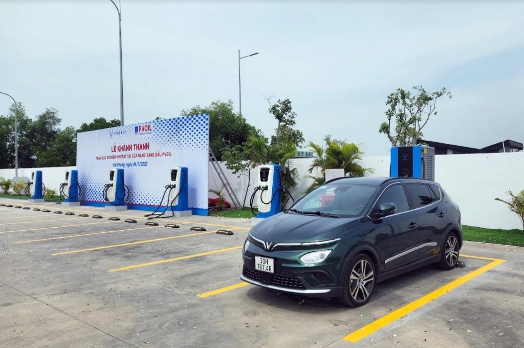 Trạm sạc xe điện VinFast tại cửa hàng xăng dầu PVOIL Cát Hải, Hải Phòng có quy mô 1 trụ sạc nhanh loại 150 kW và 5 trụ sạc nhanh loại 60 kW, có thể sạc 12 xe cùng lúc.
