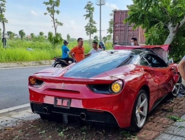  Lãnh đạo Công an phường Phúc Đồng (Long Biên) cho biết, vụ Ferrari tai nạn không có ai bị thương. 